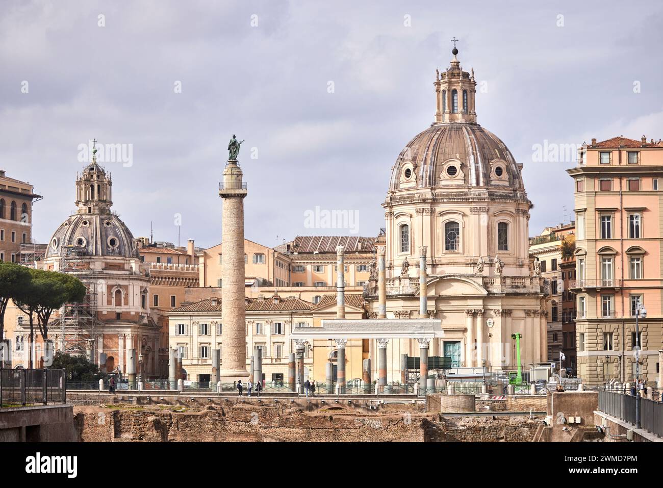 Colonna di Traiano e Chiesa del Santissimo nome di Maria al foro Traiano di Roma, Italia. Foto Stock