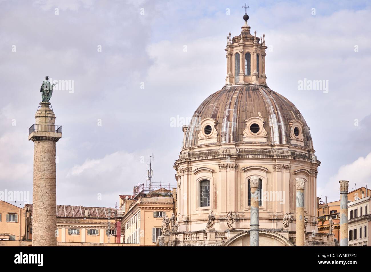 Colonna di Traiano e Chiesa del Santissimo nome di Maria al foro Traiano di Roma, Italia. Foto Stock