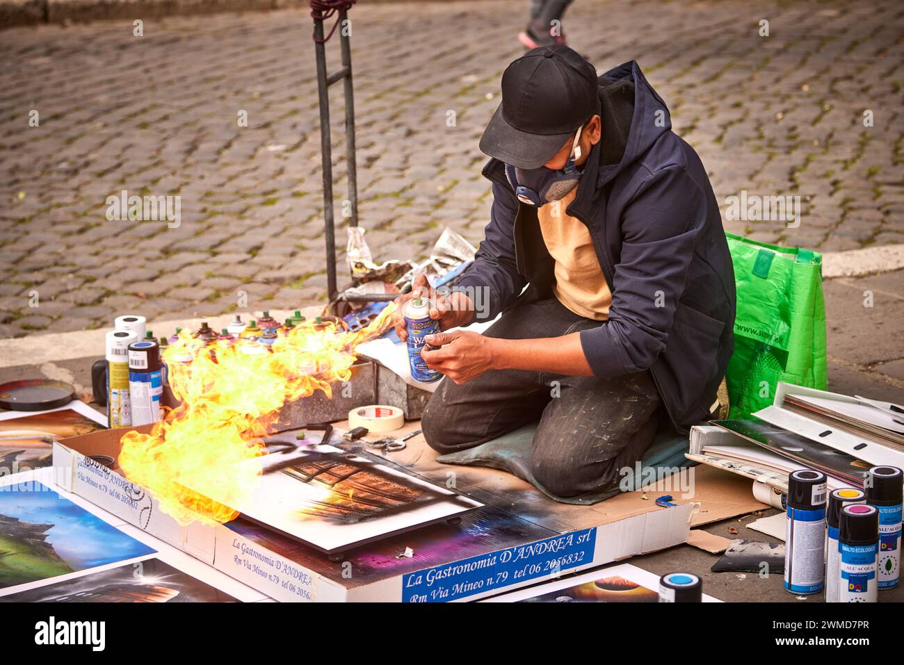 Artista di strada che vende arte spray moderna ai turisti di Roma, Italia. Foto Stock