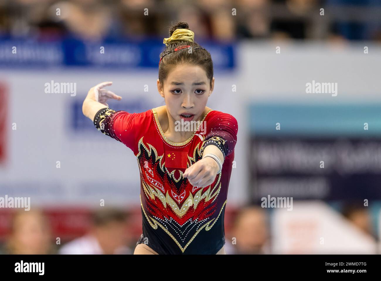 Cottbus, Germania. 25 febbraio 2024. Ginnastica: Coppa del mondo, donne: Pavimento, finale nella Lausitz Arena. Xinyi Chen dalla Cina in azione. Crediti: Frank Hammerschmidt/dpa/Alamy Live News Foto Stock