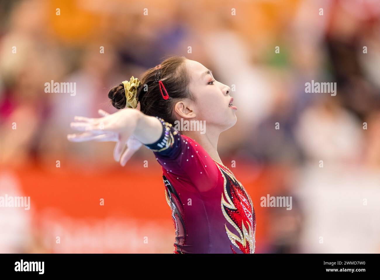 Cottbus, Germania. 25 febbraio 2024. Ginnastica: Coppa del mondo, donne: Pavimento, finale nella Lausitz Arena. Xinyi Chen dalla Cina in azione. Crediti: Frank Hammerschmidt/dpa/Alamy Live News Foto Stock