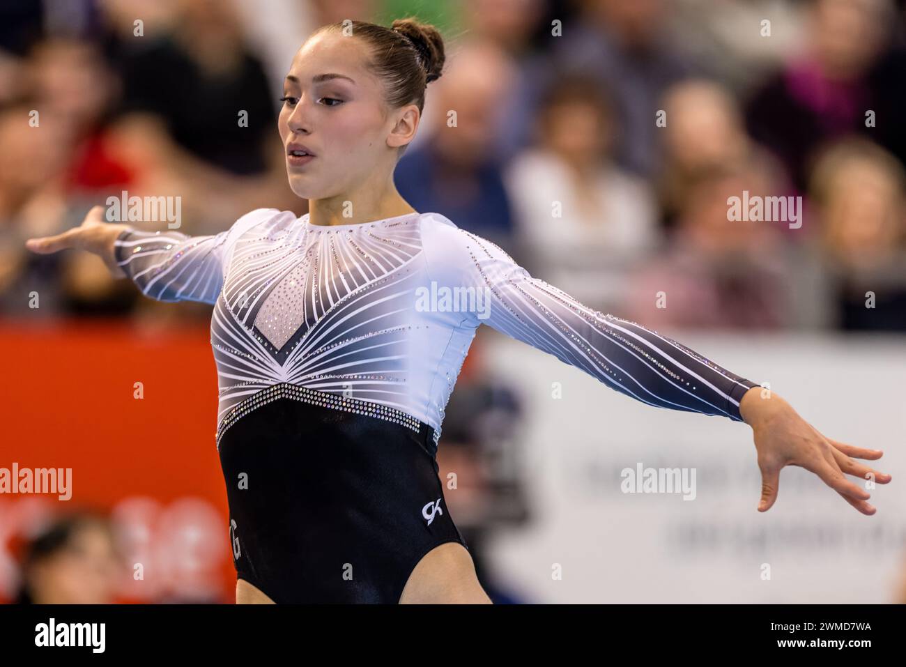 Cottbus, Germania. 25 febbraio 2024. Ginnastica: Coppa del mondo, donne: Pavimento, finale nella Lausitz Arena. Kaylia Nemour dall'Algeria in azione. Crediti: Frank Hammerschmidt/dpa/Alamy Live News Foto Stock