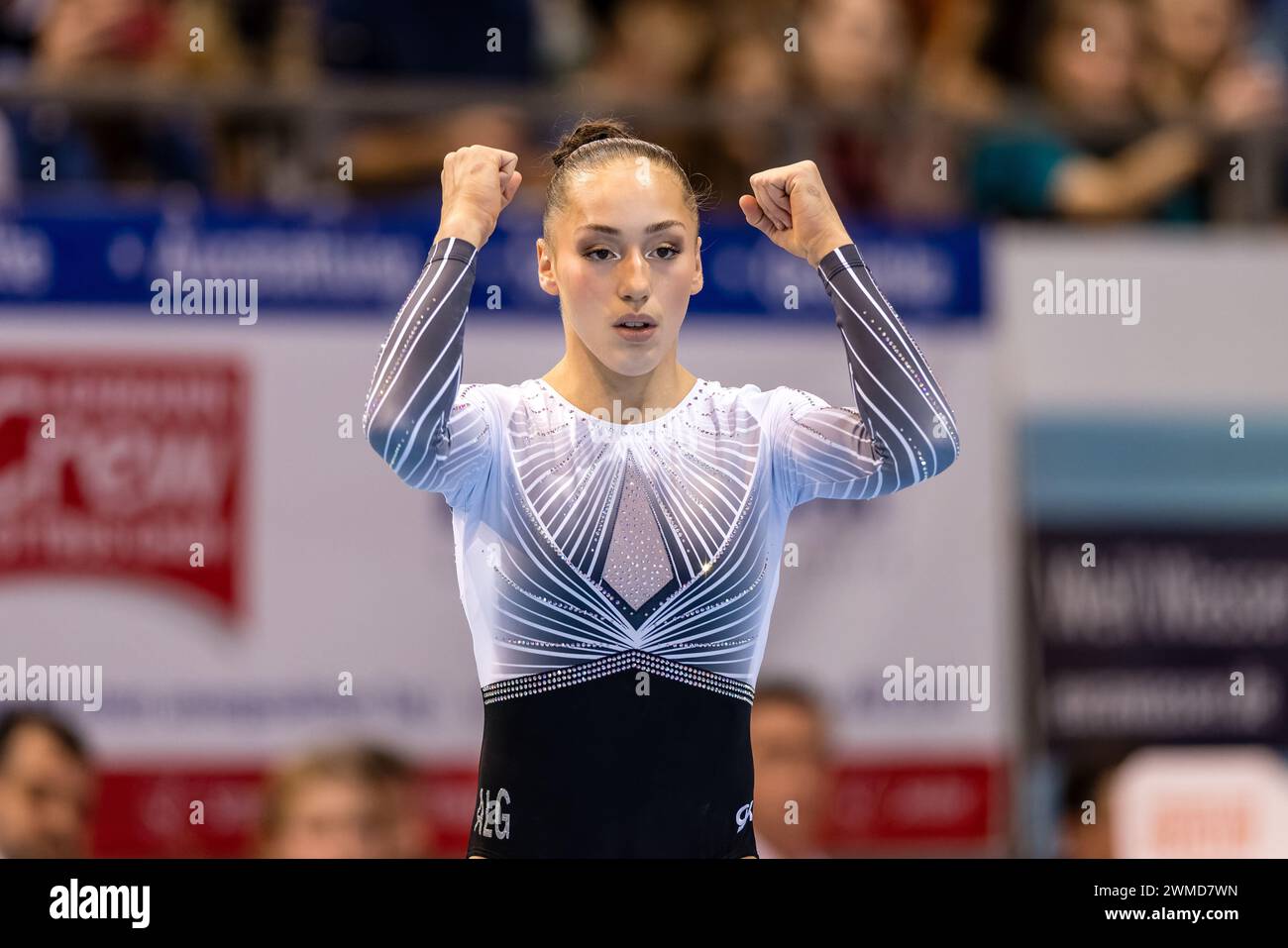 Cottbus, Germania. 25 febbraio 2024. Ginnastica: Coppa del mondo, donne: Pavimento, finale nella Lausitz Arena. Kaylia Nemour dall'Algeria in azione. Crediti: Frank Hammerschmidt/dpa/Alamy Live News Foto Stock