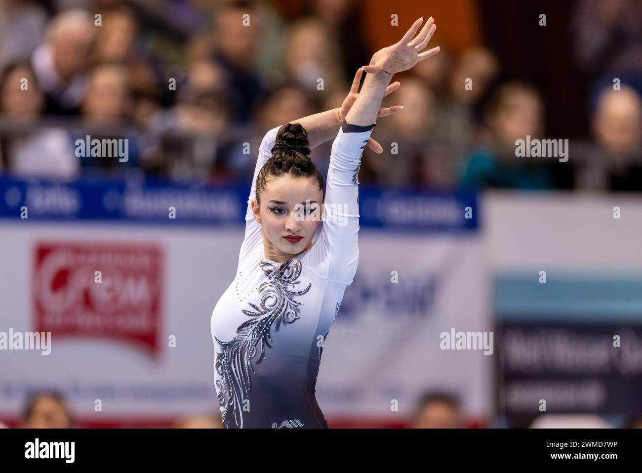 Cottbus, Germania. 25 febbraio 2024. Ginnastica: Coppa del mondo, donne: Pavimento, finale nella Lausitz Arena. Sevgi Kayisoglu dalla Turchia in azione. Crediti: Frank Hammerschmidt/dpa/Alamy Live News Foto Stock