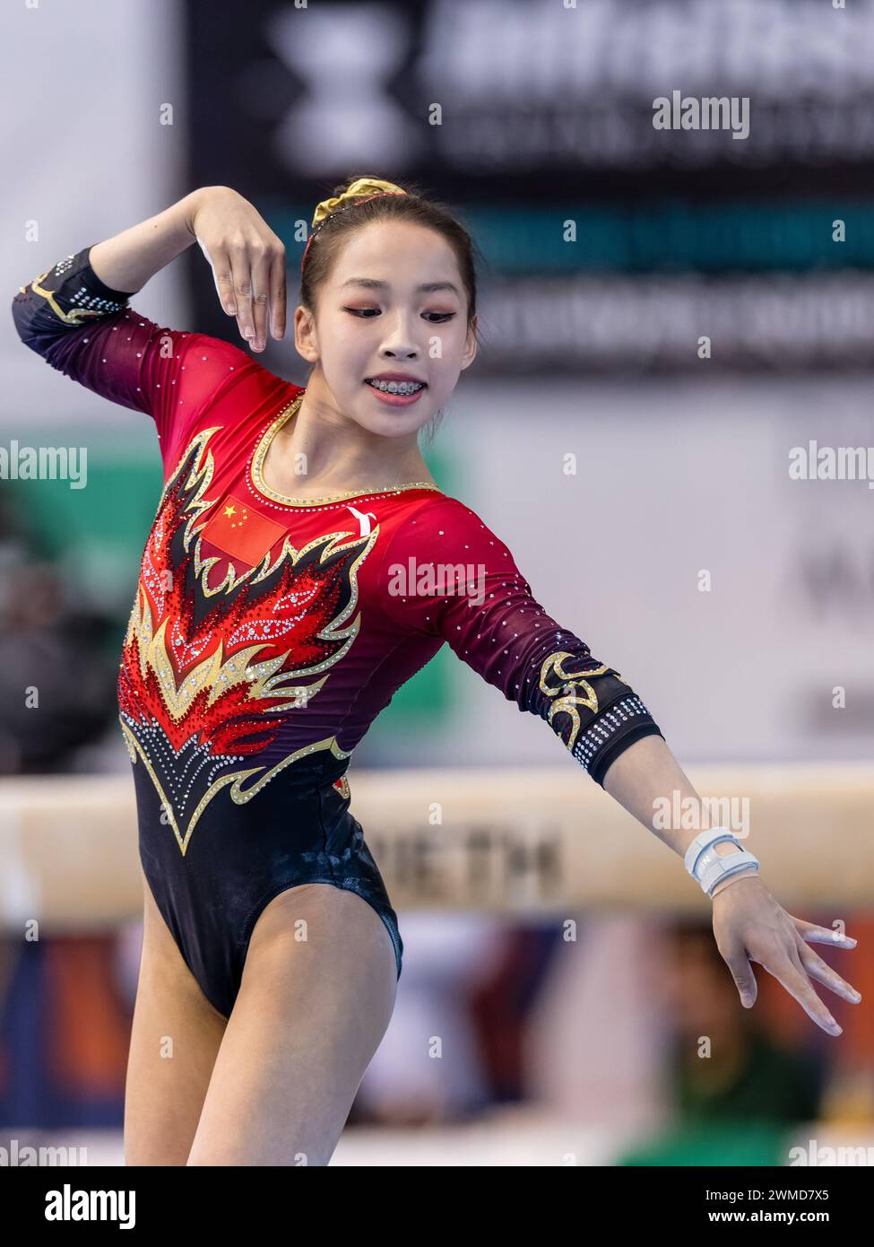Cottbus, Germania. 25 febbraio 2024. Ginnastica: Coppa del mondo, donne: Pavimento, finale nella Lausitz Arena. Xinyi Chen dalla Cina in azione. Crediti: Frank Hammerschmidt/dpa/Alamy Live News Foto Stock