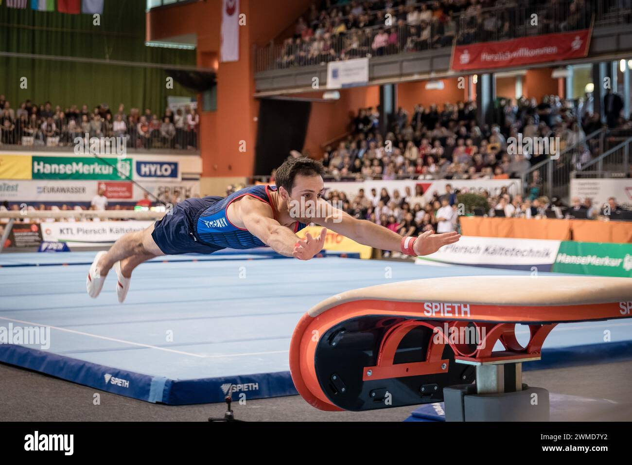 Cottbus, Germania. 25 febbraio 2024. Ginnastica: Coppa del mondo, uomini: Caveau, finale alla Lausitz Arena. Artur Davtyan dall'Armenia in azione. Crediti: Frank Hammerschmidt/dpa/Alamy Live News Foto Stock