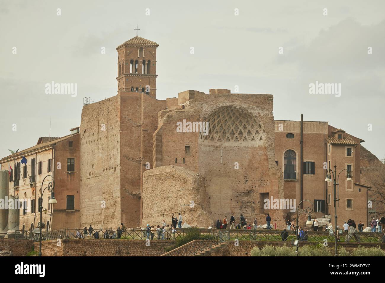 Tempio di Venere e complesso di templi progettato dall'Imperatore Adriano di Roma, museo utilizzato per eventi pubblici occasionali a Roma, Italia. Foto Stock