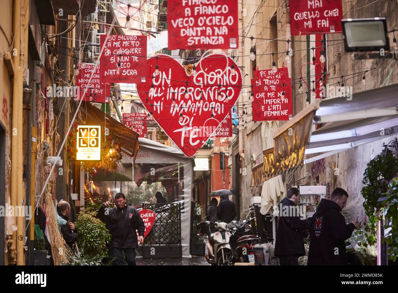 Strada stretta nel centro storico di Napoli, Italia. Foto Stock