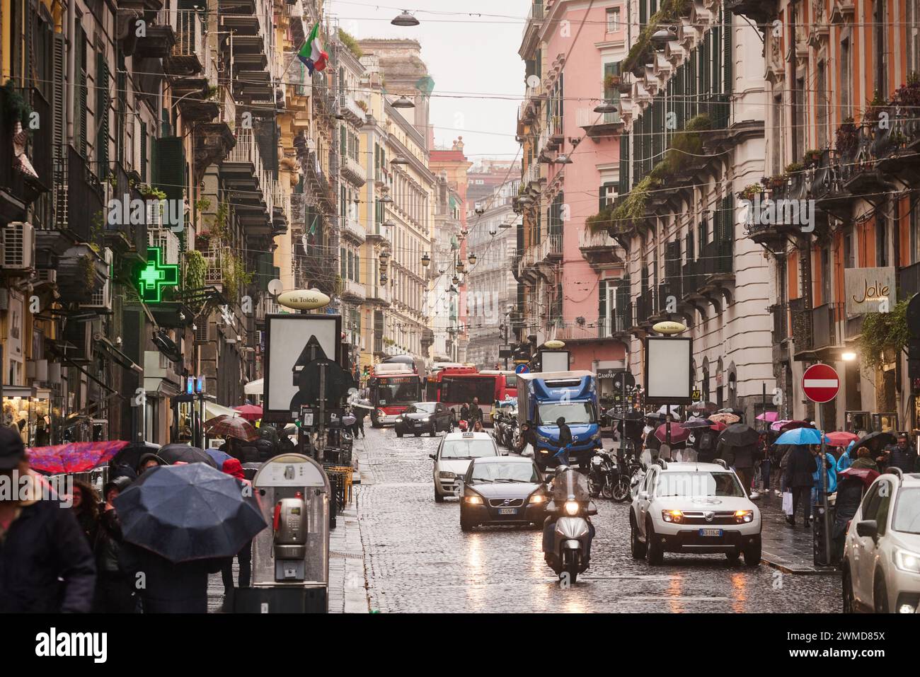 Via Toledo è un'antica strada e una delle più importanti vie dello shopping di Napoli, in Italia. Foto Stock