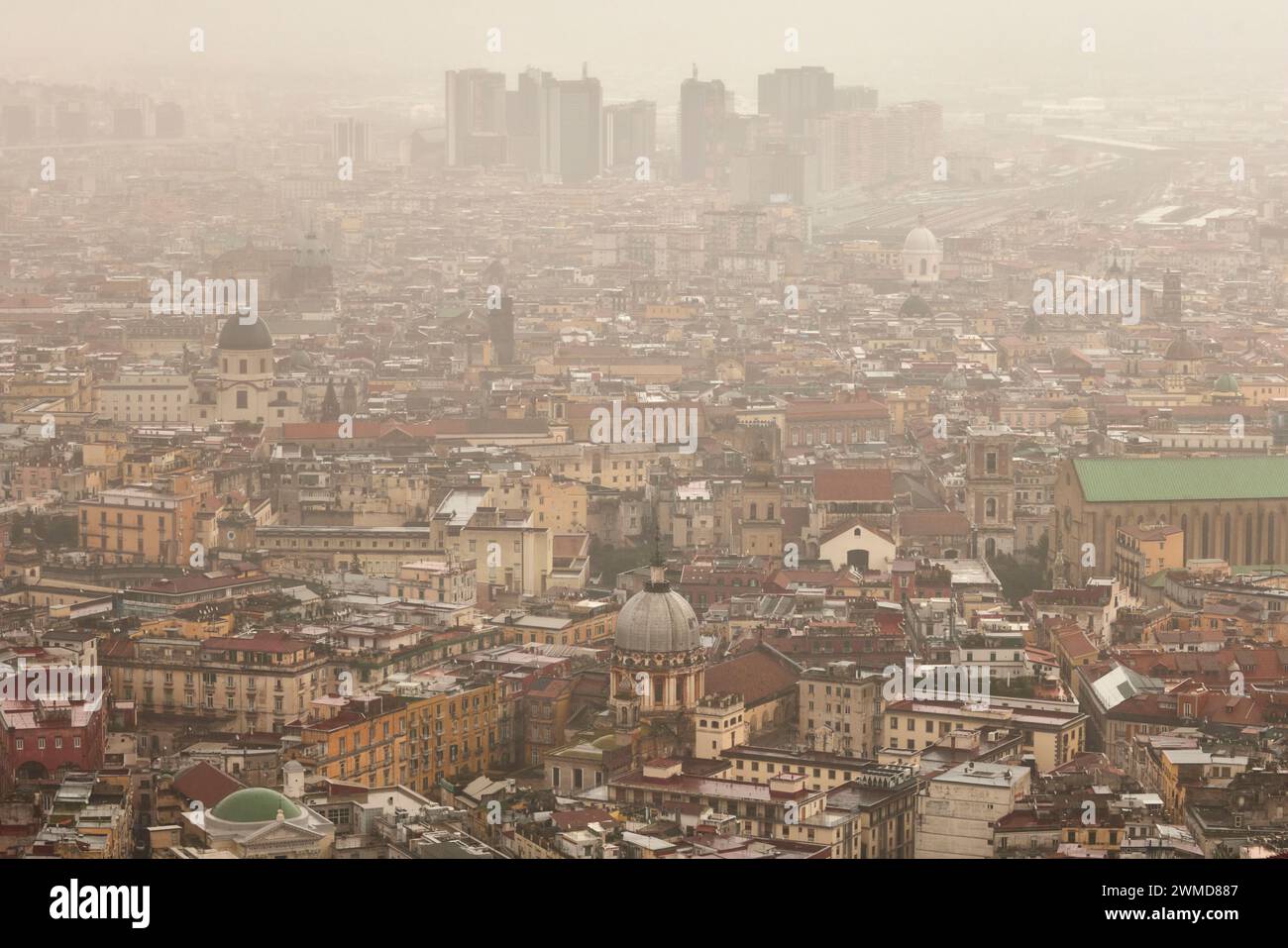 Skyline urbano elevato in una giornata di pioggia opaca e nebbia a Napoli, Italia. Foto Stock