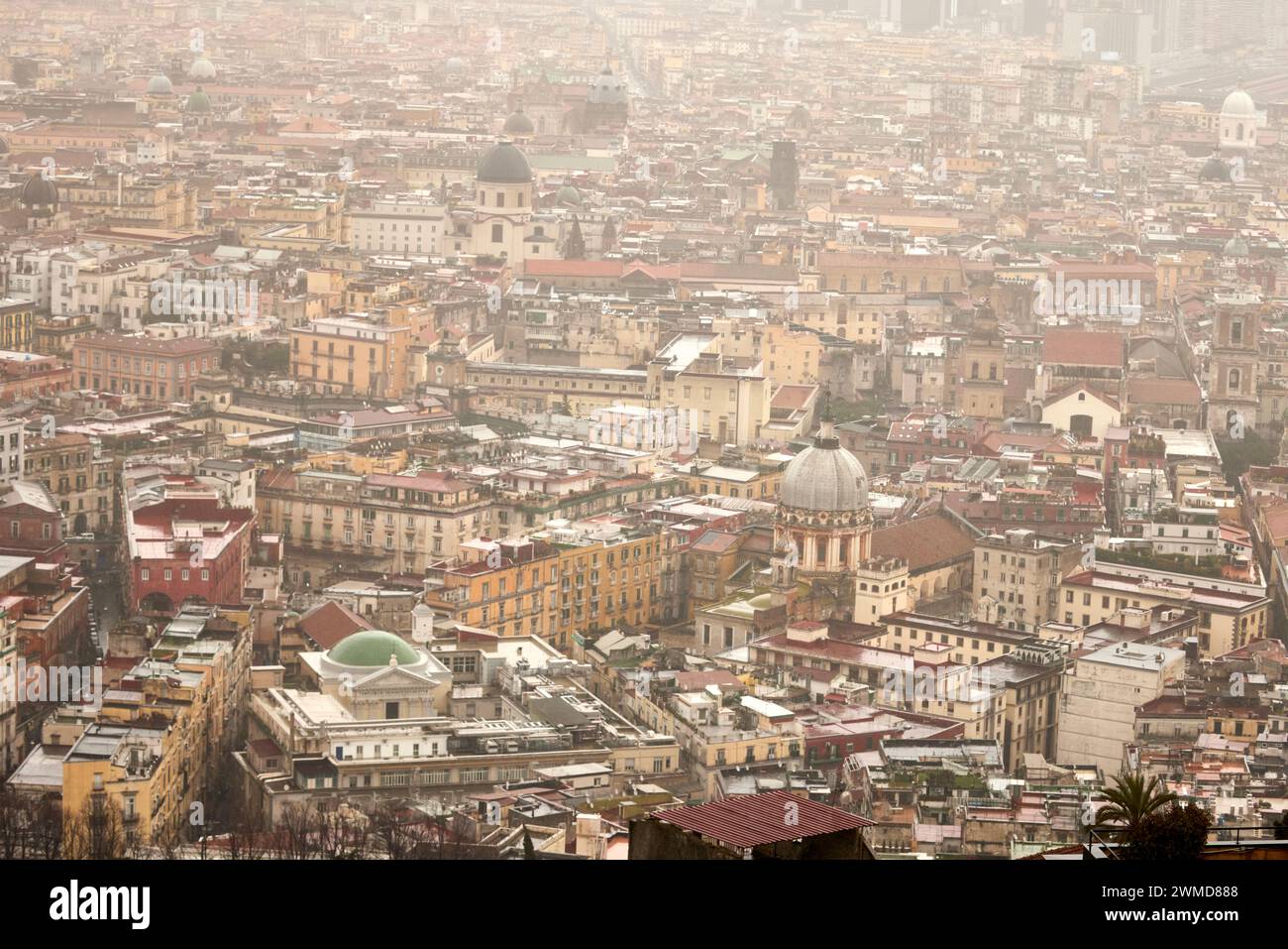 Skyline urbano elevato in una giornata di pioggia opaca e nebbia a Napoli, Italia. Foto Stock