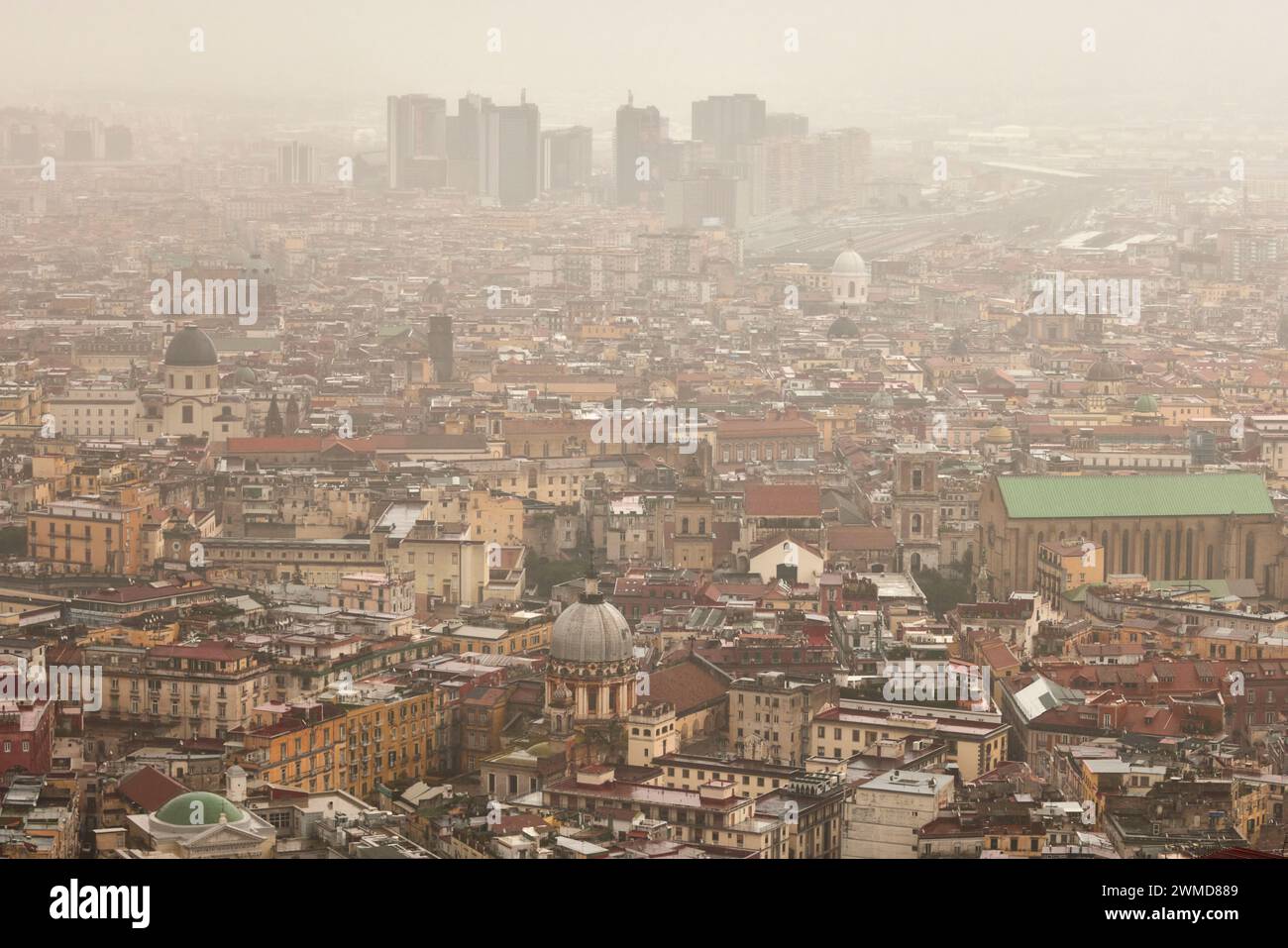 Skyline urbano elevato in una giornata di pioggia opaca e nebbia a Napoli, Italia. Foto Stock