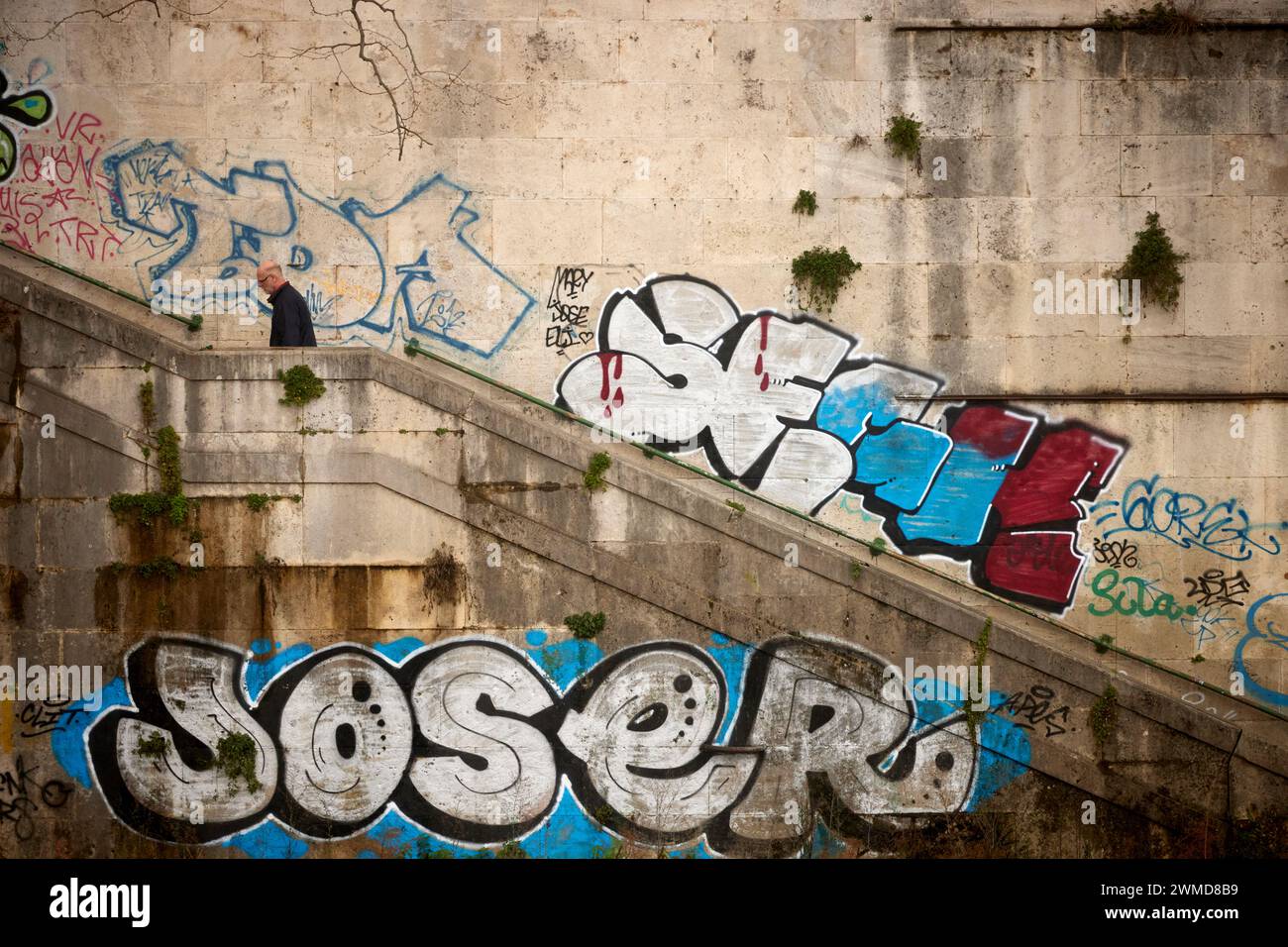 Scalinata del ponte sul fiume Tevere ricoperta di graffiti Roma, Italia. Foto Stock