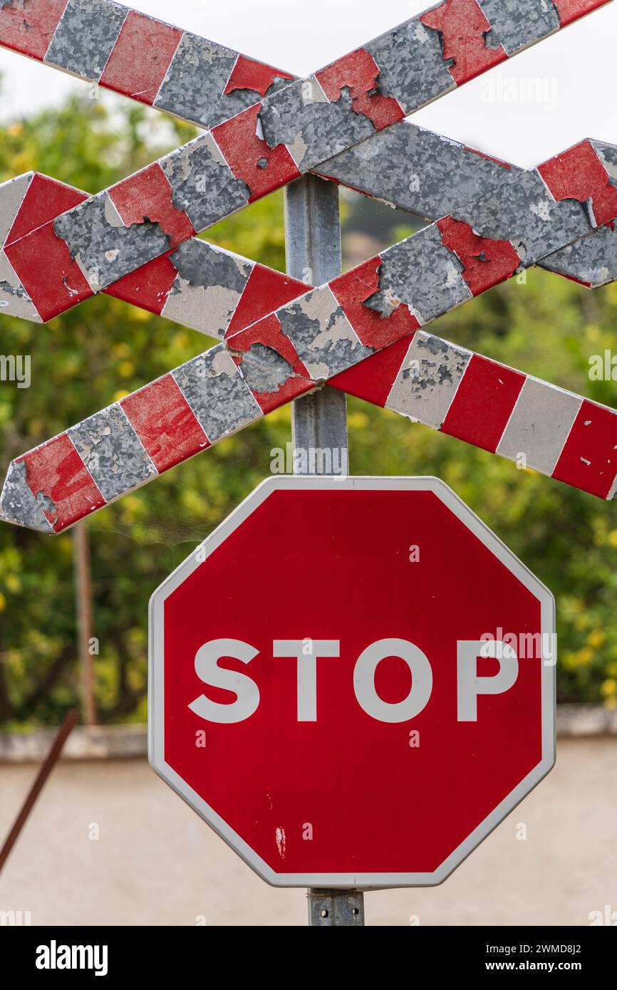 Segnale di stop per il passaggio a livello ferroviario, Bunyola, Maiorca, Isole Baleari, Spagna Foto Stock