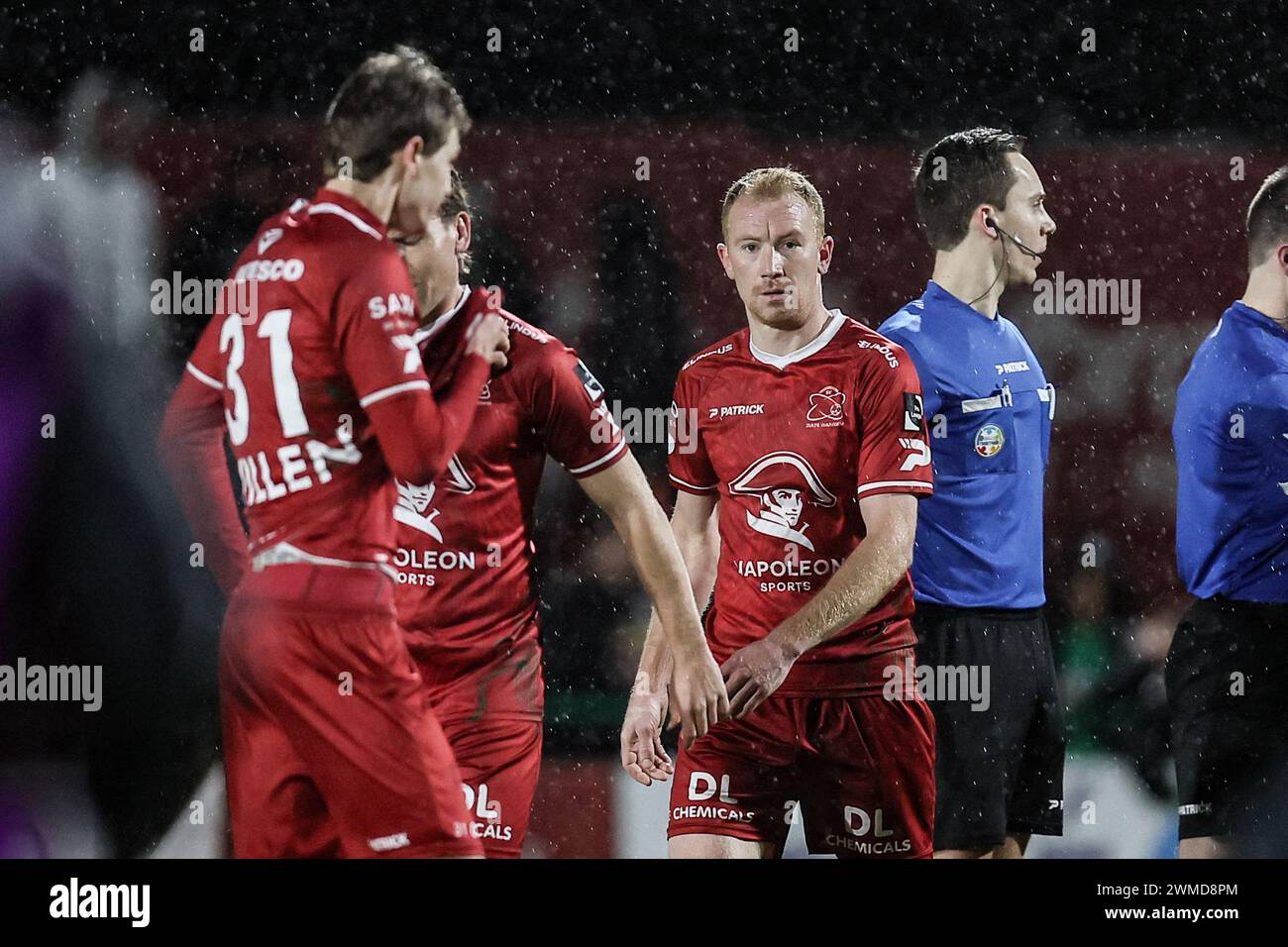 Boussu, Belgio. 25 febbraio 2024. I giocatori di Essevee sembrano sgretolati dopo aver perso una partita di calcio tra i Royal Francs Borains e SV Zulte Waregem, domenica 25 febbraio 2024 a Boussu, il giorno 23/30 della seconda divisione del campionato belga "Challenger Pro League" 2023-2024. BELGA PHOTO BRUNO FAHY credito: Belga News Agency/Alamy Live News Foto Stock