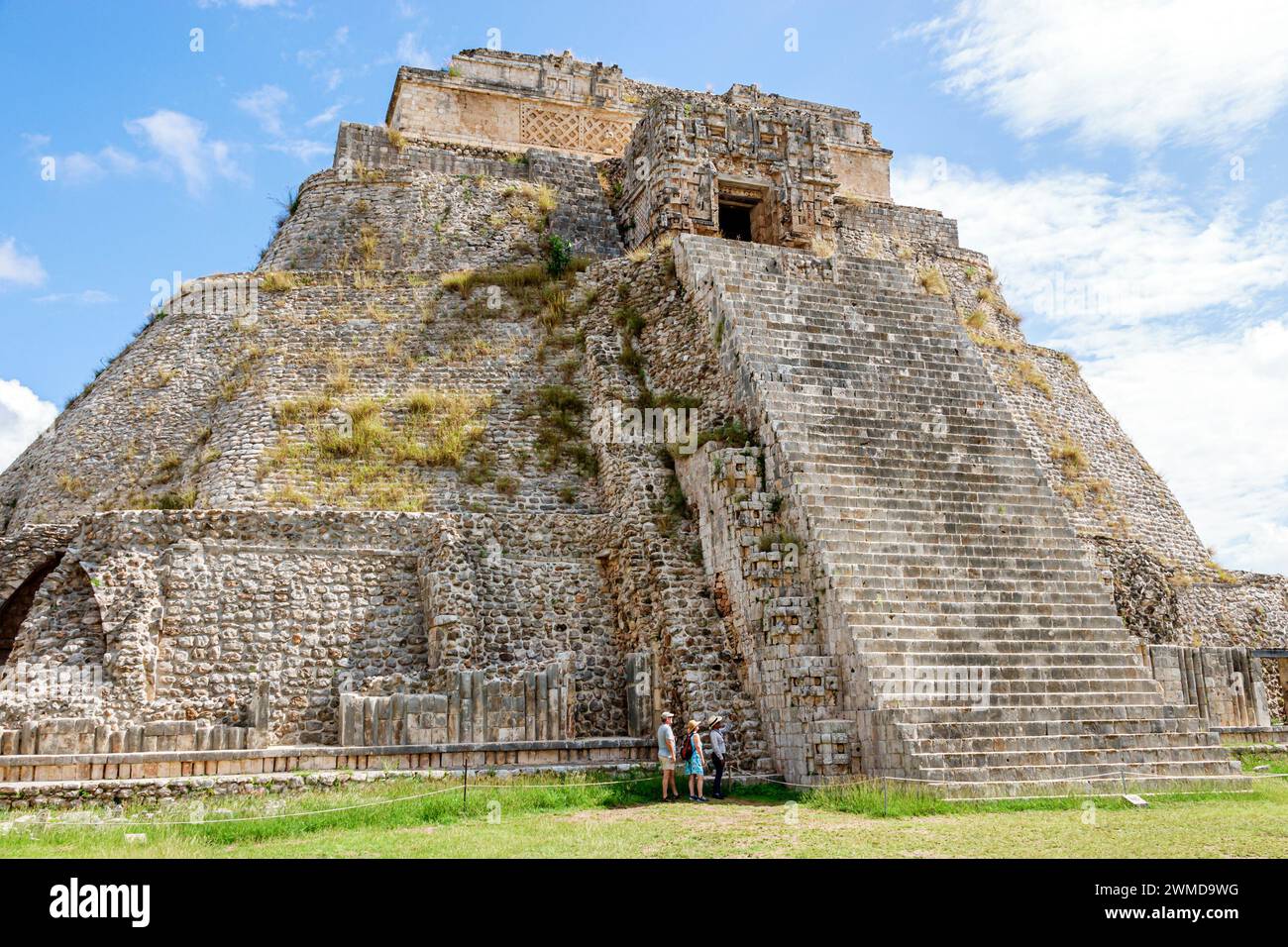 Merida Messico, sito archeologico Uxmal in stile Puuc, zona Arqueologica de Uxmal, classica città Maya, Piramide del Mago pirami a gradini mesoamericani Foto Stock