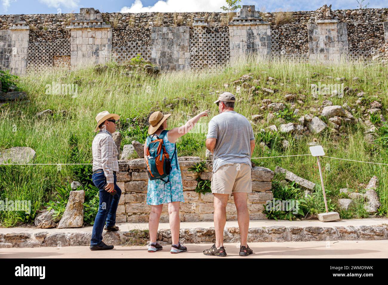 Merida Messico, sito archeologico Uxmal in stile Puuc, zona Arqueologica de Uxmal, classico pietra calcarea della città maya, visitatori uomini uomini, donne donne donne Foto Stock