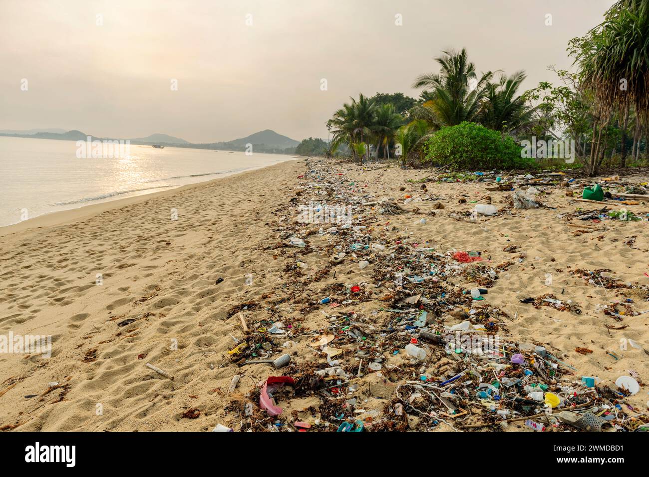 Koh Samui, Thailandia - 18 gennaio 2024: Discarica sulla spiaggia Foto Stock