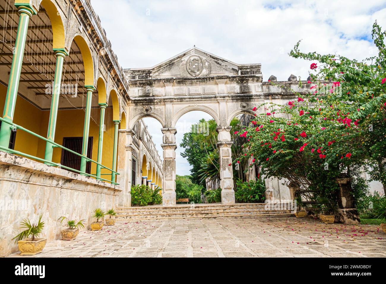 Merida Mexico, Yaxcopoil, l'ex Hacienda de Heneken, l'impianto di lavorazione della canapa in corda di henequen fourcroydes, esterno abbandonato, bui Foto Stock