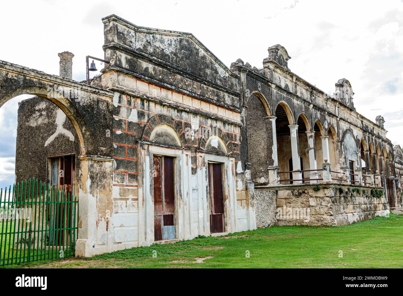 Merida Mexico, Yaxcopoil, l'ex Hacienda de Heneken, l'impianto di lavorazione della canapa in corda di henequen fourcroydes, esterno abbandonato, bui Foto Stock