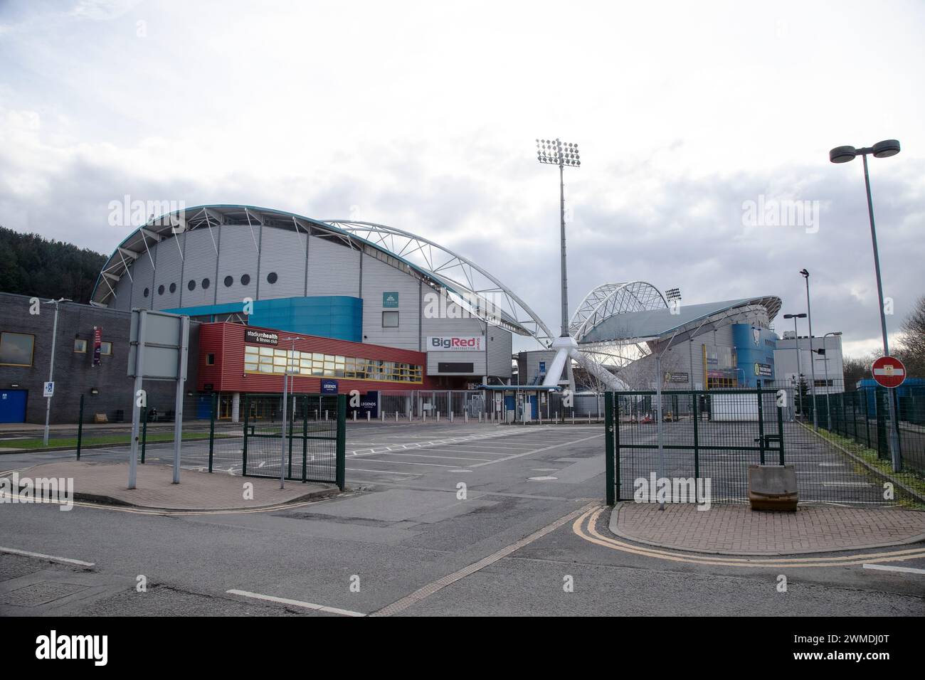 Kirklees Stadium attualmente stadio di John Smith, sede dell'Huddersfield Town FC e dell'Huddersfield Giants Rugby League con tetti prismatici a forma di banana Foto Stock