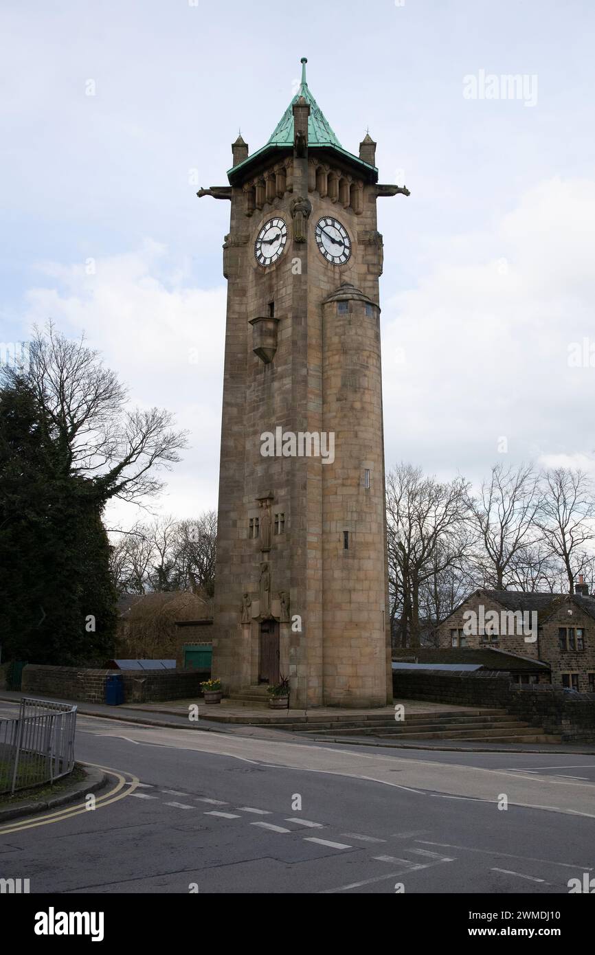 Lindley Clock Tower Monument, Huddersfield building 1902 di James Nield Sykes e progettato in stile Art Nouveau con dettagli esterni in stile gotico. Foto Stock