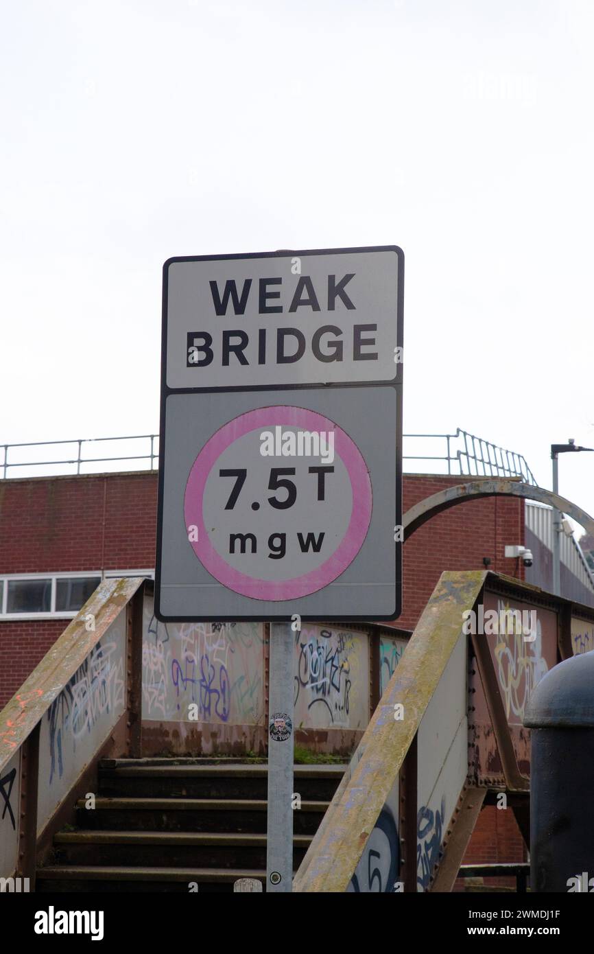 Un cartello inglese del Ponte debole in ritratto con un cerchio rosso che avverte i veicoli di peso lordo superiore a 7,5 tonnellate di non entrare nel ponte Foto Stock