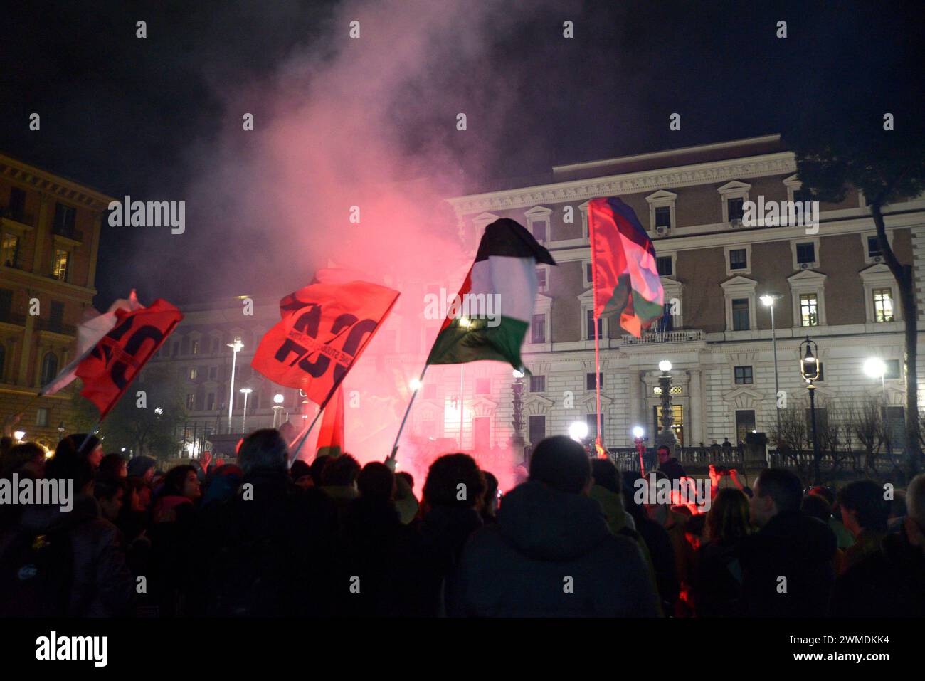 Roma, piazza Bergamino Gigli, manifestazione della rete dei studenti, in solidarietà dei colleghi presi a manganellate dalla polizia i giorni scorsi Foto Stock