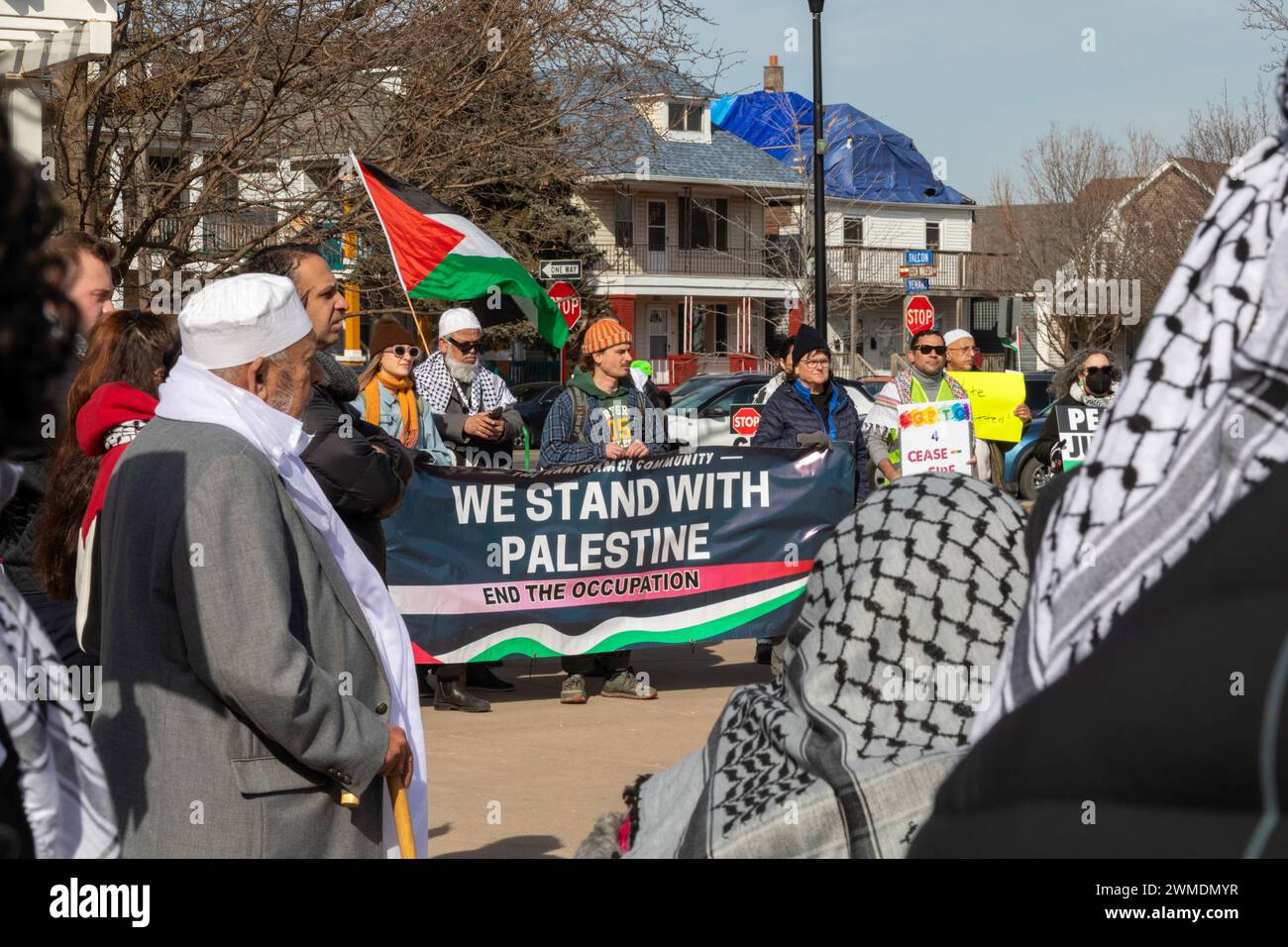 Hamtramck, Michigan, Stati Uniti. 25 febbraio 2024. Due giorni prima delle elezioni presidenziali primarie del Michigan, un raduno in questa città pesantemente arabo-americana sollecita un voto per "non impegnato" invece che per Joe Biden. Molti arabi-americani sono furiosi per il sostegno di Biden a Israele nella guerra di Gaza. I bombardamenti israeliani sono costati decine di migliaia di vite palestinesi. Crediti: Jim West/Alamy Live News Foto Stock