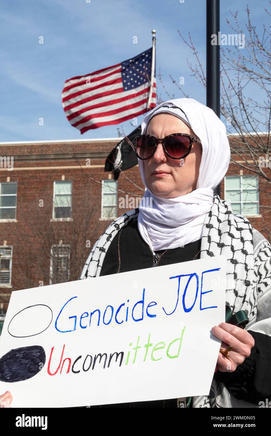 Hamtramck, Michigan, Stati Uniti. 25 febbraio 2024. Due giorni prima delle elezioni presidenziali primarie del Michigan, un raduno in questa città pesantemente arabo-americana sollecita un voto per "non impegnato" invece che per Joe Biden. Molti arabi-americani sono furiosi per il sostegno di Biden a Israele nella guerra di Gaza. I bombardamenti israeliani sono costati decine di migliaia di vite palestinesi. Crediti: Jim West/Alamy Live News Foto Stock