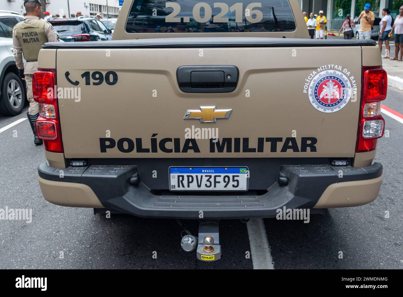 Salvador, Bahia, Brasile - 8 dicembre 2023: Vista posteriore di un'auto di pattugliamento della polizia militare durante la processione Nossa Senhora da Conceicao da Praia. Foto Stock