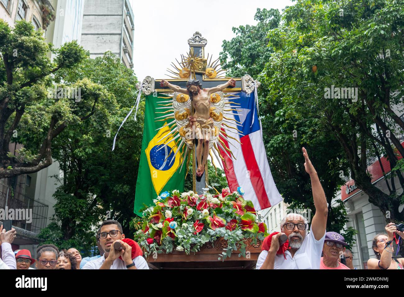 Salvador, Bahia, Brasile - 08 dicembre 2023: L'immagine di Gesù Cristo sulla croce è portata dai cattolici durante un omaggio alla Madonna di Conceicao da P. Foto Stock