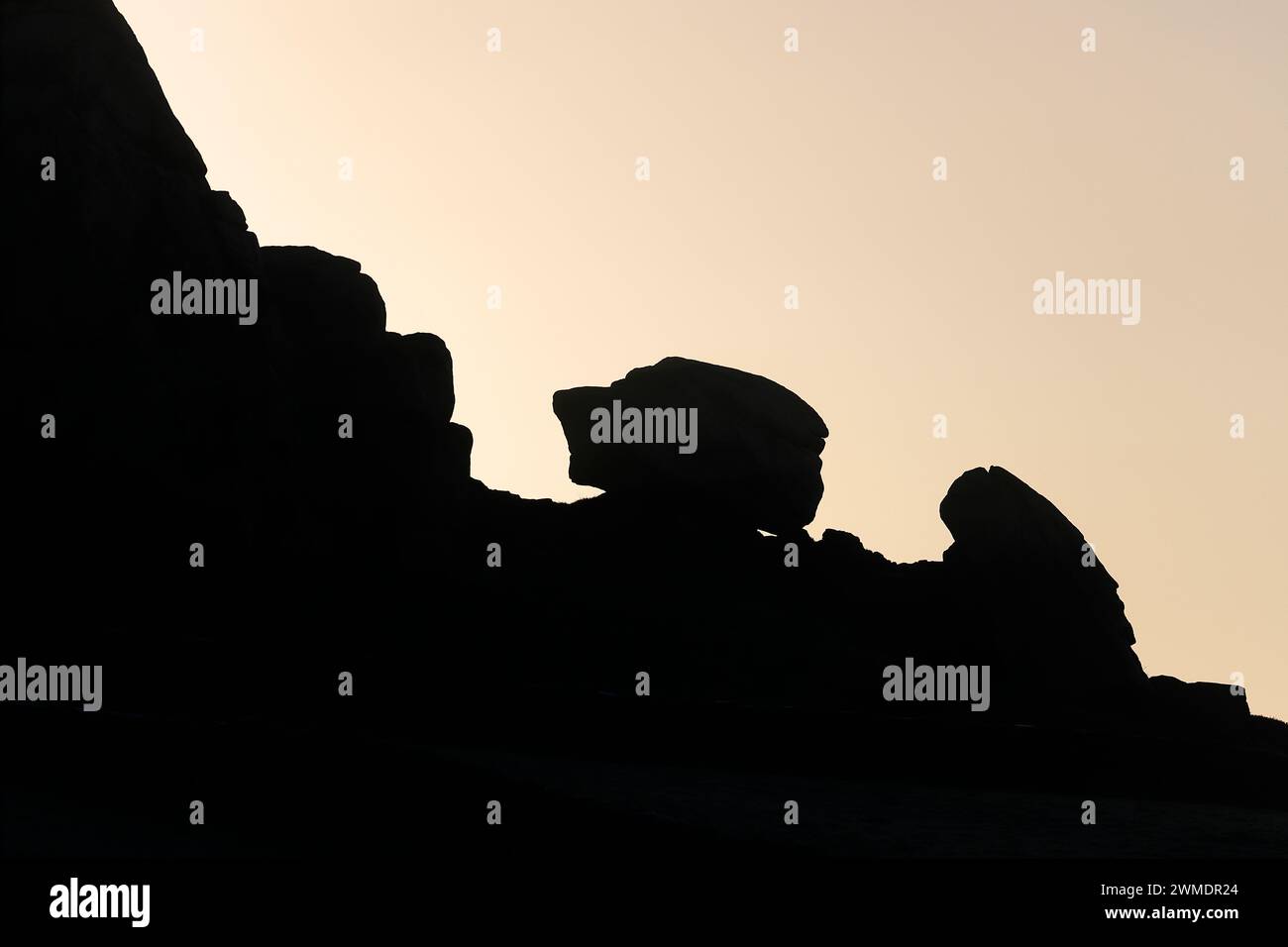 Sagome di Almscliffe Crag durante l'alba vicino a Harrogate, North Yorkshire, Regno Unito Foto Stock