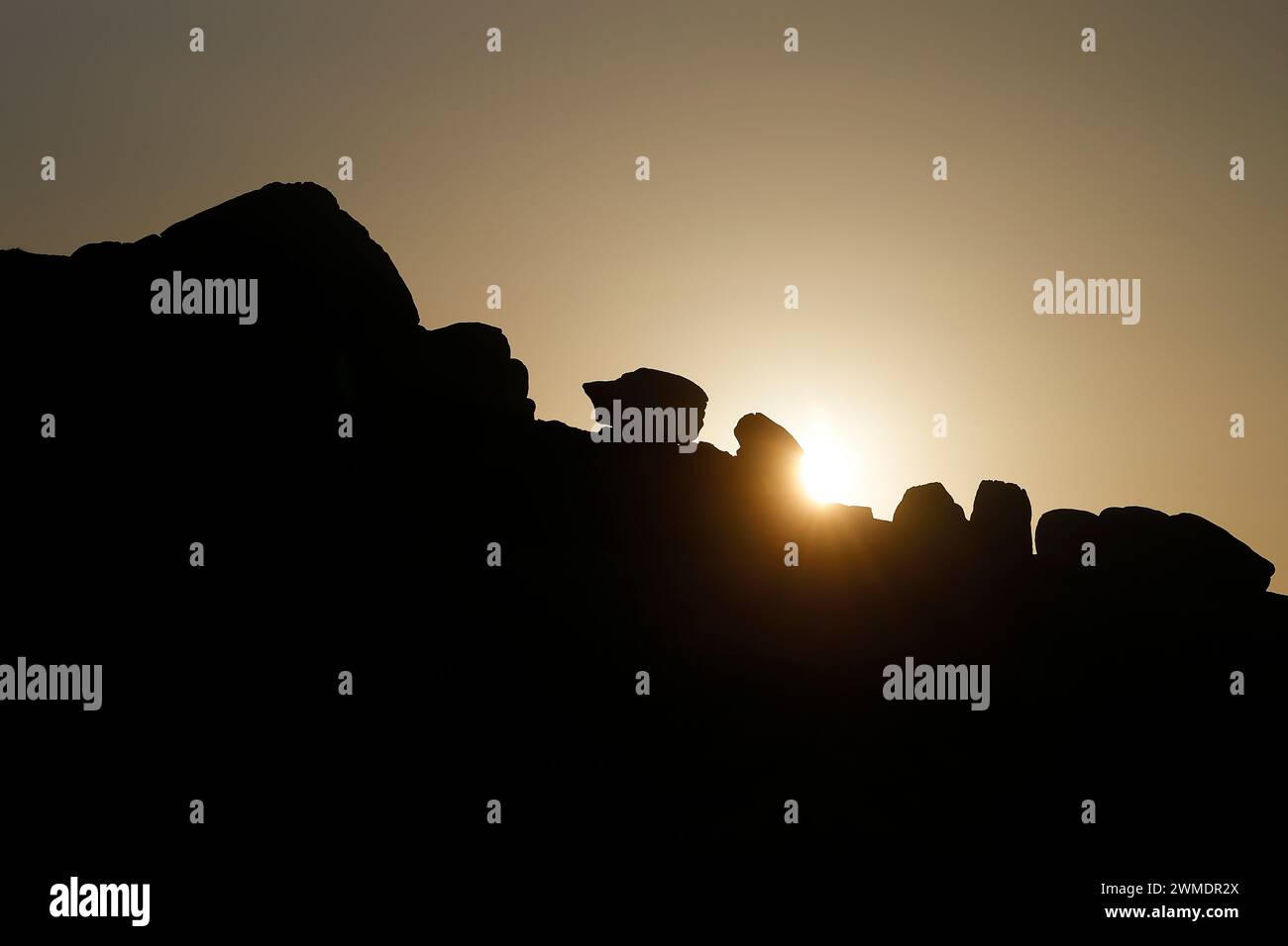 Sagome di Almscliffe Crag durante l'alba vicino a Harrogate, North Yorkshire, Regno Unito Foto Stock