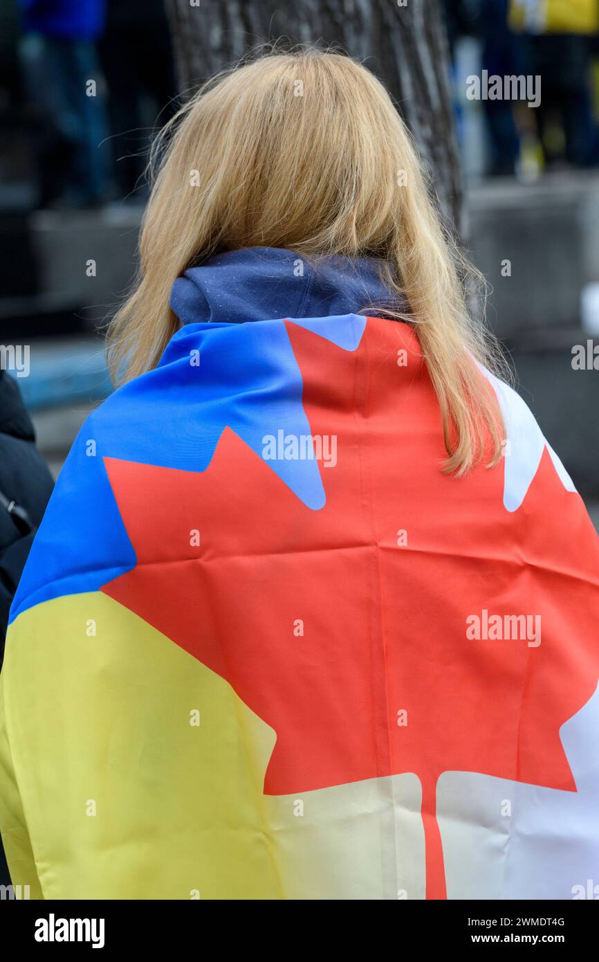 Gli ucraini, nella piazza municipale di Calgary, segnano due anni dall'inizio della guerra. 24 febbraio 2024, Alberta, Canada. Foto Stock