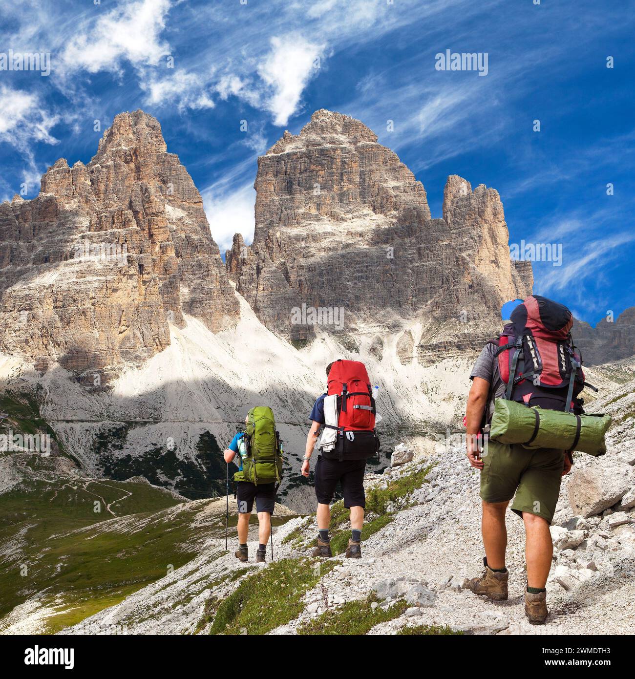 Montaggio di tre escursionisti e Drei Zinnen o tre Cime di Lavaredo, Sextener Dolomiten o Dolomiti di Sesto, alto Adige, Dolomiti, Italien al Foto Stock