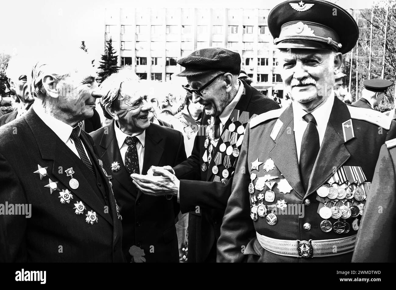 05-09-2005 Krasnogorsk RU. Giorno della vittoria nella grande Guerra Patriottica (seconda Guerra Mondiale): Compagni d'armi sorridenti all'aperto. Hanno un esercito o.. Foto Stock