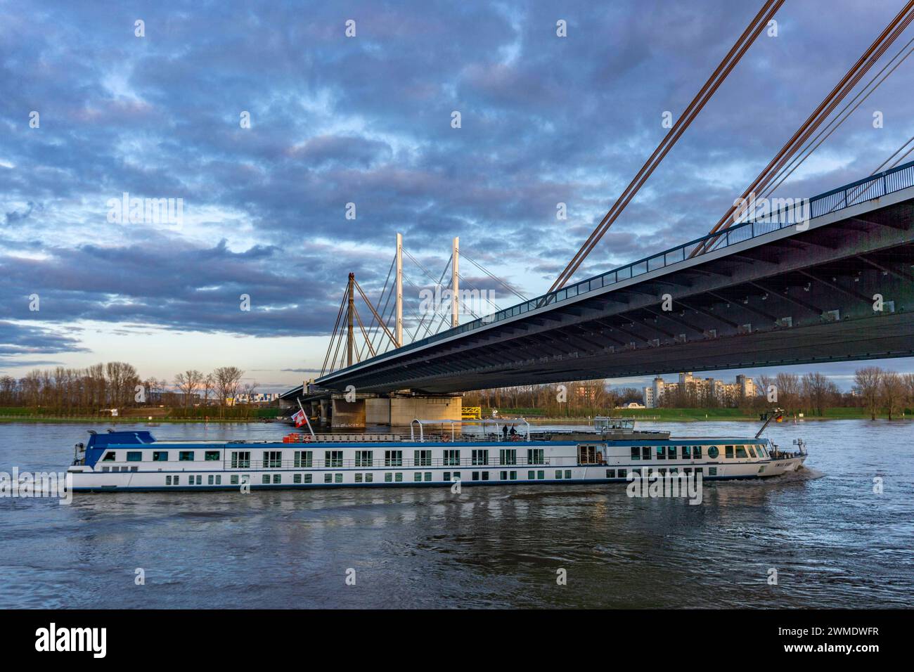 Rubino svizzero, Flusskreuzfahrtschiff unter der A40 Brücke Neuenkamp, Pfeiler und Schrägseile der neuen Autobahnbrücke über den Rhein bei Duisburg, die alte Brücke, vorne, wird zur Zeit Zurück gebaut, dann wird der zweite Teil der Neuenkamper Brücke errichtet, NRW, Deutschland, Rheinbrücke Neuenkamp *** Rubino svizzero, nave da crociera fluviale sotto il ponte A40 Neuenkamp, pilastri e cavi di collegamento del nuovo ponte autostradale sul Reno vicino a Duisburg, il vecchio ponte, di fronte, è in fase di ricostruzione, quindi verrà costruita la seconda parte del ponte Neuenkamp, NRW, Germania, ponte sul Reno Neuenkamp Foto Stock