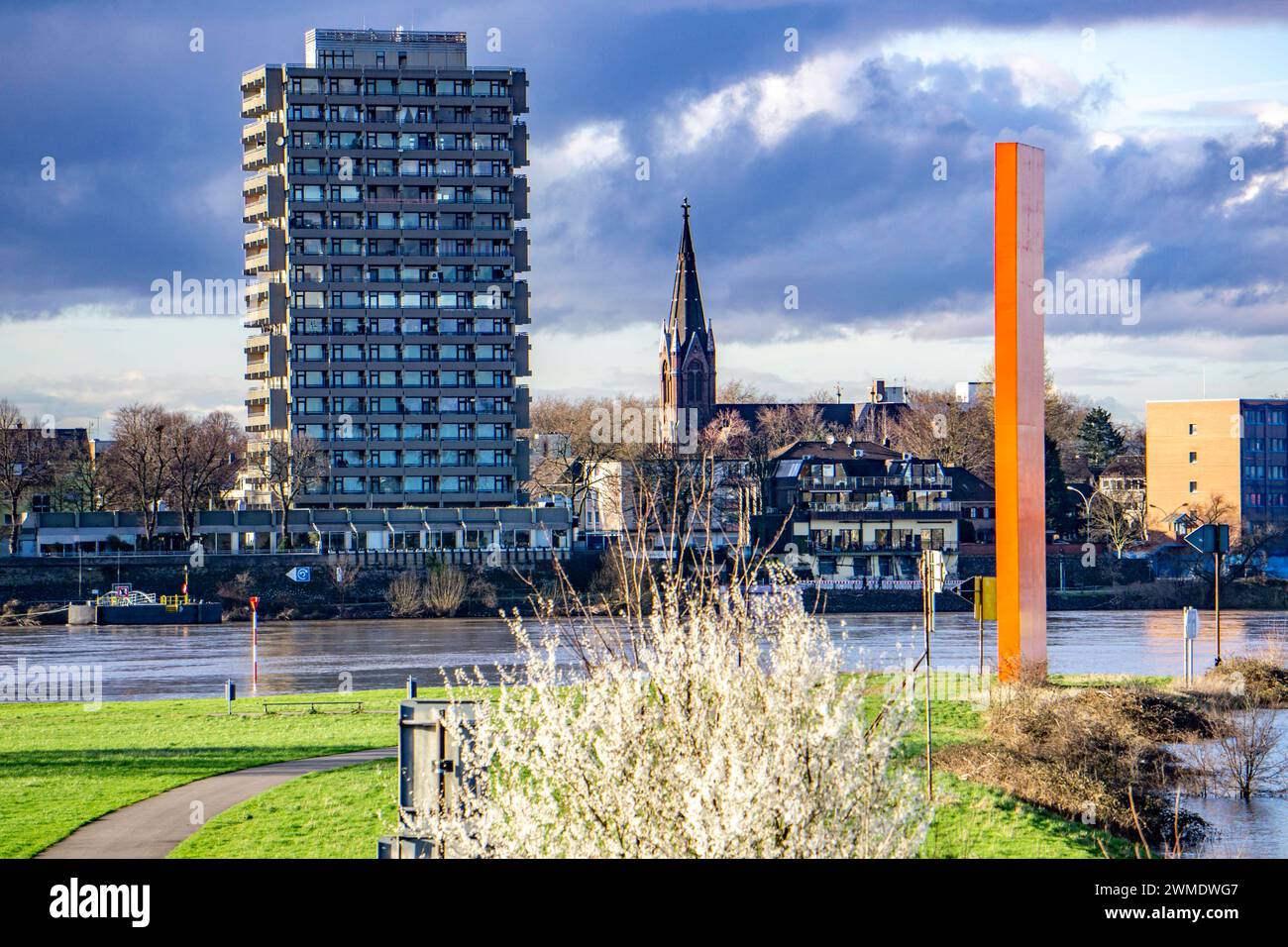 Ruhrmündung in den Rhein, Hochhaus mit Hotel in Duisburg Homberg, Skulptur RheinOrange, Freies Kolumbarium Rheinkirche Duisburg-Homberg, NRW, Deutschland, RheinOrange *** estuario della Ruhr nel Reno, grattacielo con hotel a Duisburg Homberg, Sculpture Rhine Orange, Free columbarium Rheinkirche Duisburg Homberg, NRW, Germania, Rhine Orange Foto Stock