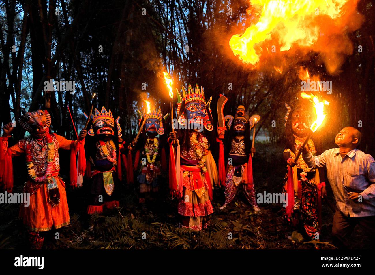 Kushmandi, India. 17 febbraio 2024. I ballerini mascherati della compagnia di danza Gomira si esibiscono durante il festival in un villaggio vicino a Raiganj. Gomira è una forma di danza mascherata. La parola ''˜Gomira' deriva dalla forma colloquiale della parola ''˜Gram-Chandi' o la divinità femminile che è la forza protettiva del villaggio. L'origine esatta della forma di danza non è rintracciabile e la conoscenza è andata perduta nel tempo. La danza Gomira è una forma di danza rurale praticata principalmente nel distretto di Dinajpur nel Bengala Occidentale. Le danze di Gomira sono organizzate per placare la divinità per inaugurare le "forze buone" e guidare Foto Stock