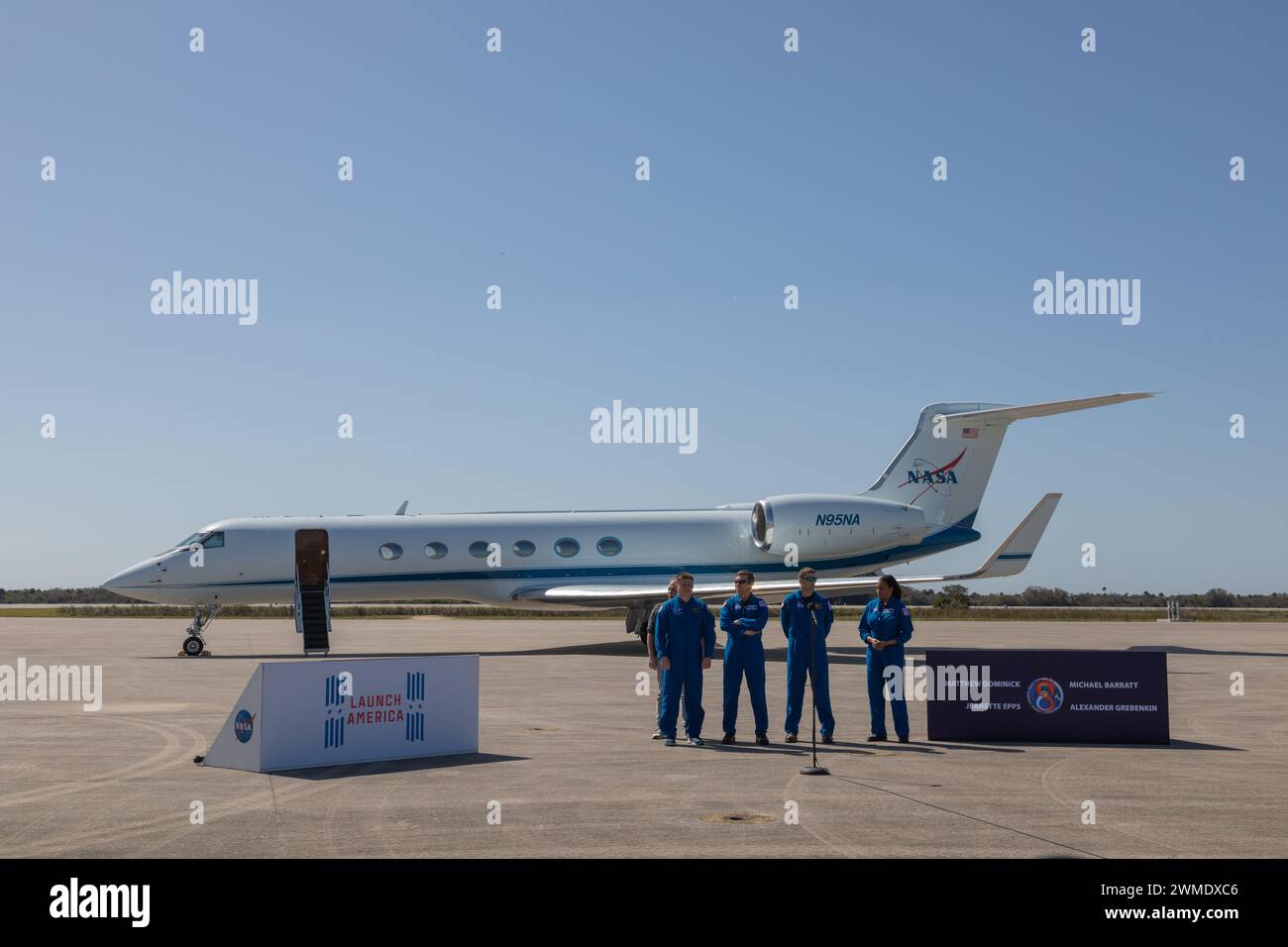 Kennedy Space Center, Stati Uniti. 25 febbraio 2024. Alle 13:30 gli astronauti della NASA Roscosmos SpaceX arrivano al Kennedy Space Center per salutare i media e accogliere il comitato presso la NASA Shuttle Landing Facility. Comandante Mathew Dominick, pilota Michael Barratt, specialista di missione Jeanette Epps, russo Alexander Grebenkin Brevard County USA (foto di Scott Schilke/Sipa USA) crediti: SIPA USA/Alamy Live News Foto Stock