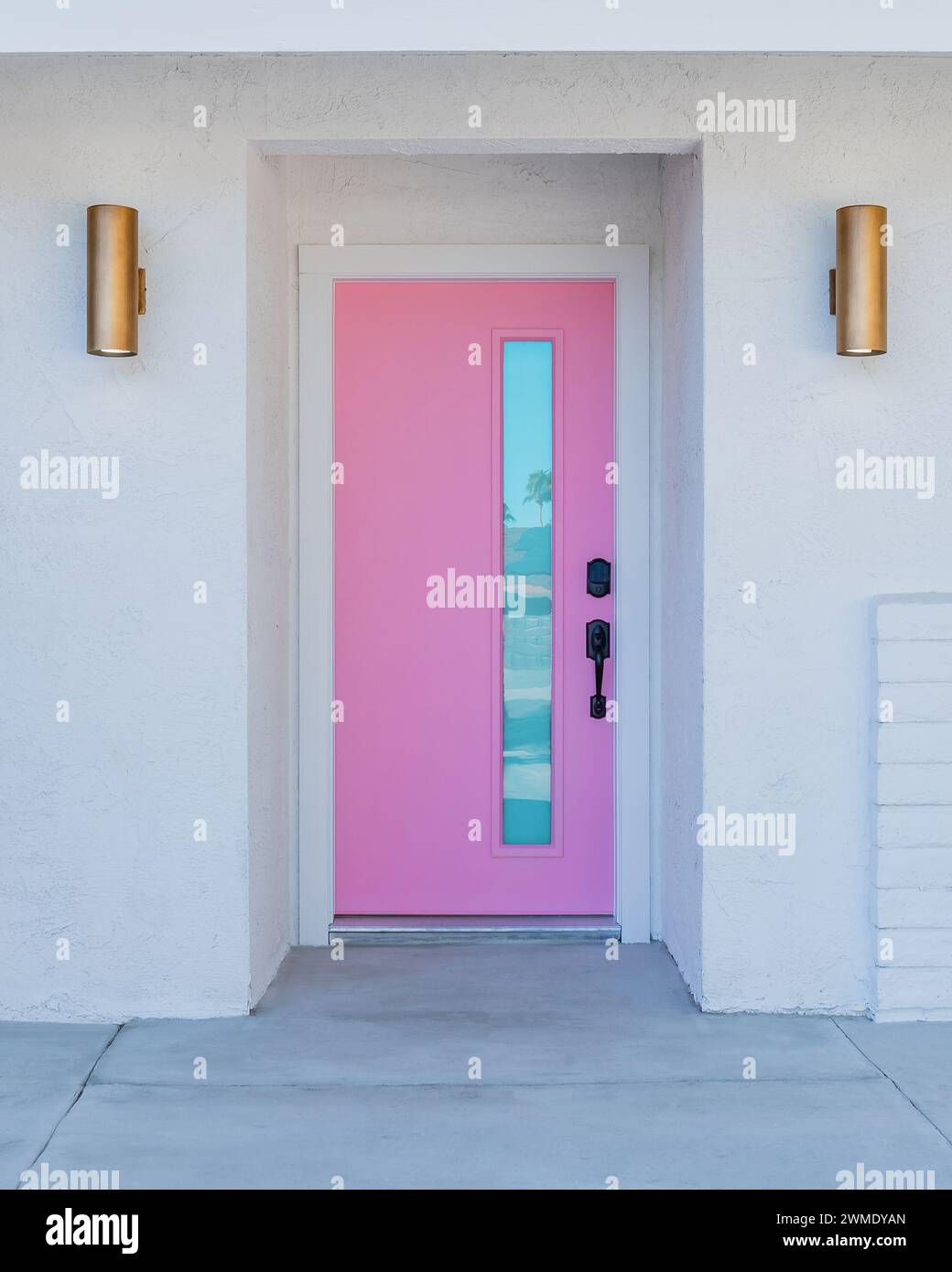 Porta d'ingresso rosa di una casa moderna della metà del secolo a Palm Springs, California Foto Stock