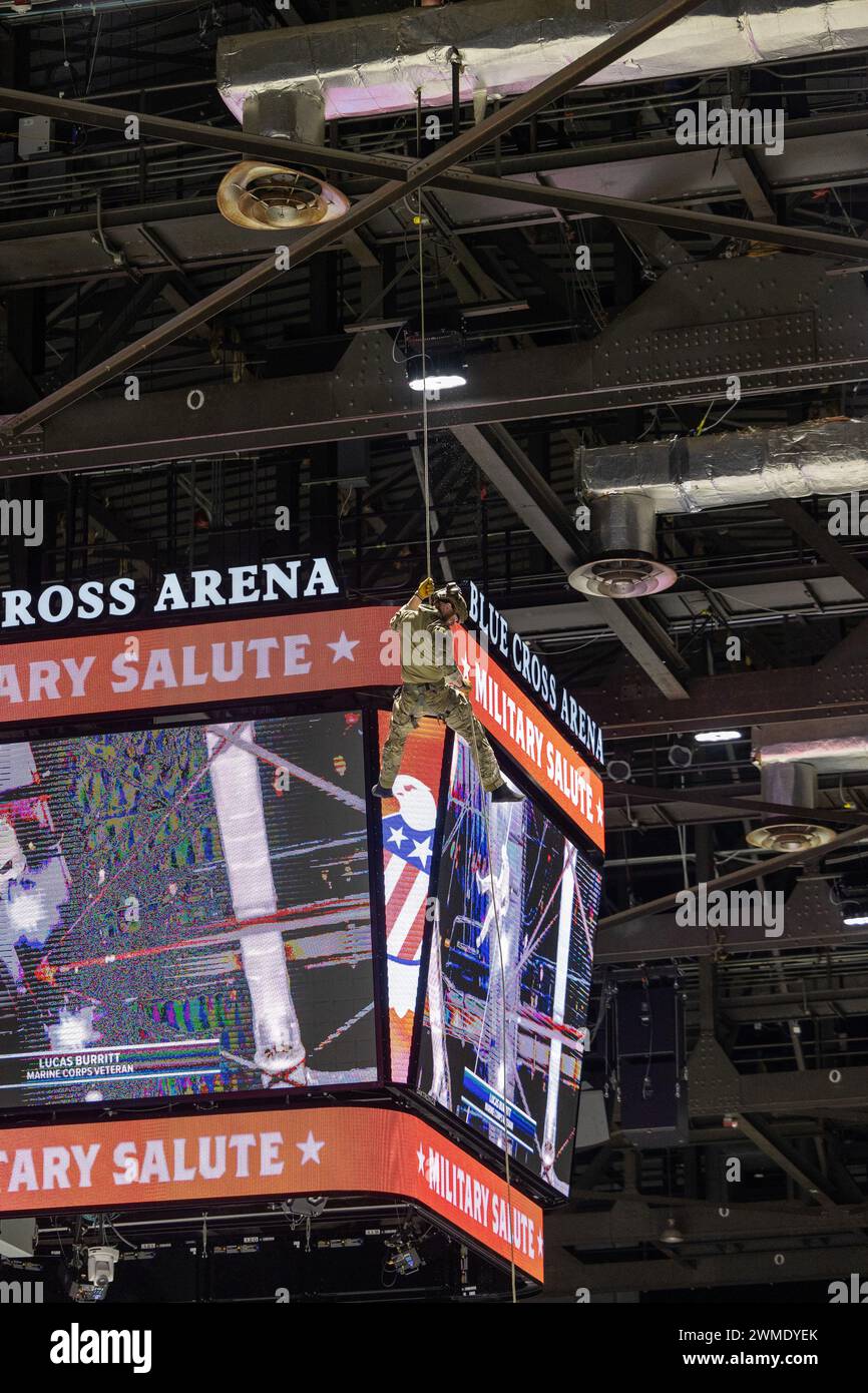 Rochester, New York, Stati Uniti. 16 febbraio 2024. I Rochester Americans ospitarono i Wilkes barre Scranton Penguins in una partita della American Hockey League alla Blue Cross Arena di Rochester, New York. (Jonathan Tenca/CSM). Crediti: csm/Alamy Live News Foto Stock