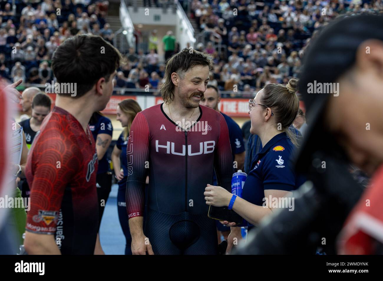 British National Track Championships 2024, Manchester, 25 febbraio 2024, Para C1-5 squadra mista Sprint Podium Pictures – 1. I Vendicatori CUNDY CBE Jody, DANNO LA CACCIA a Blaine e ROBERTSON Matthew. Aaron Badkin/Alamy Live News Foto Stock