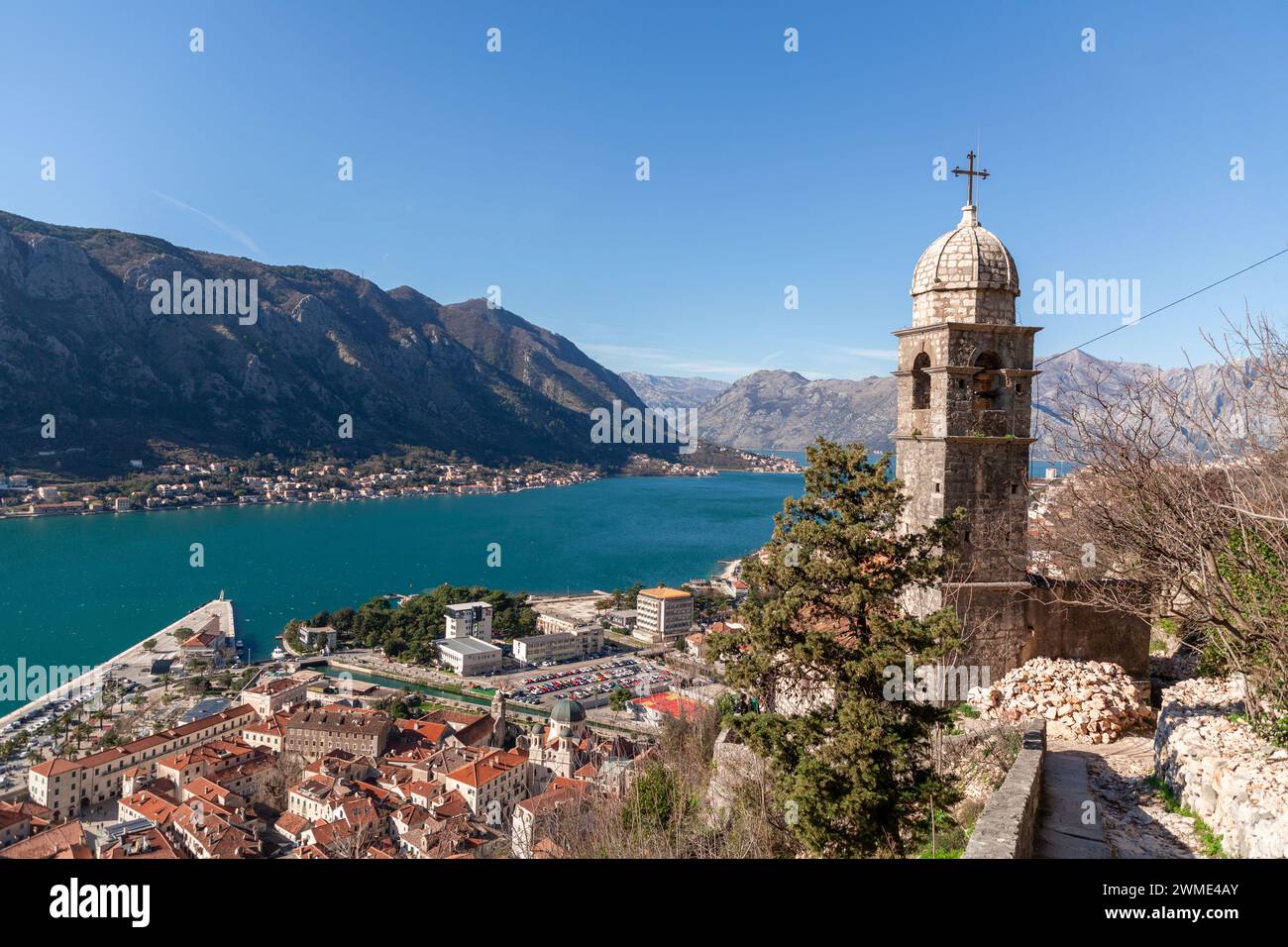 Cattaro, Montenegro - 14 febbraio 2024: La Chiesa di nostra Signora della Risurrezione sul pendio di S.. Monte Giovanni sopra la città vecchia di Cattaro, Montenegro. Foto Stock