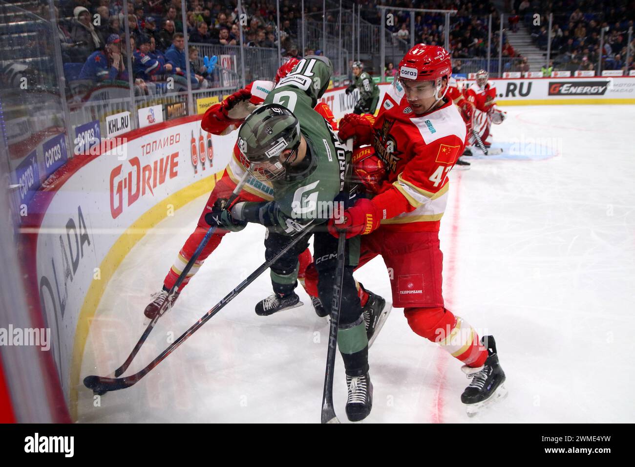 San Pietroburgo, Russia. 25 febbraio 2024. Giocatore DELLO SKA Hockey Club, Zakhar Bardakov (10) e giocatore del Kunlun Red Star Hockey Club, Cory Kane (47) visto in azione durante la Kontinental Hockey League, stagione regolare KHL 2023 - 2024 tra SKA Saint Petersburg - Kunlun Red Star Beijing alla SKA Arena. Punteggio finale; SKA San Pietroburgo 2:3 Kunlun Red Star Beijing. Credito: SOPA Images Limited/Alamy Live News Foto Stock