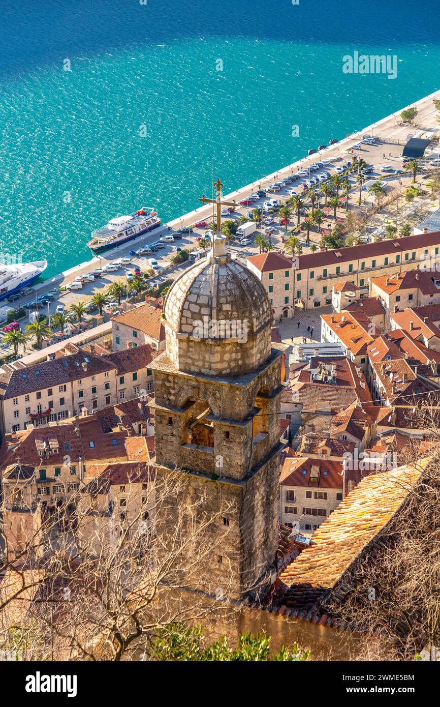 Cattaro, Montenegro - 14 febbraio 2024: La Chiesa di nostra Signora della Risurrezione sul pendio di S.. Monte Giovanni sopra la città vecchia di Cattaro, Montenegro. Foto Stock