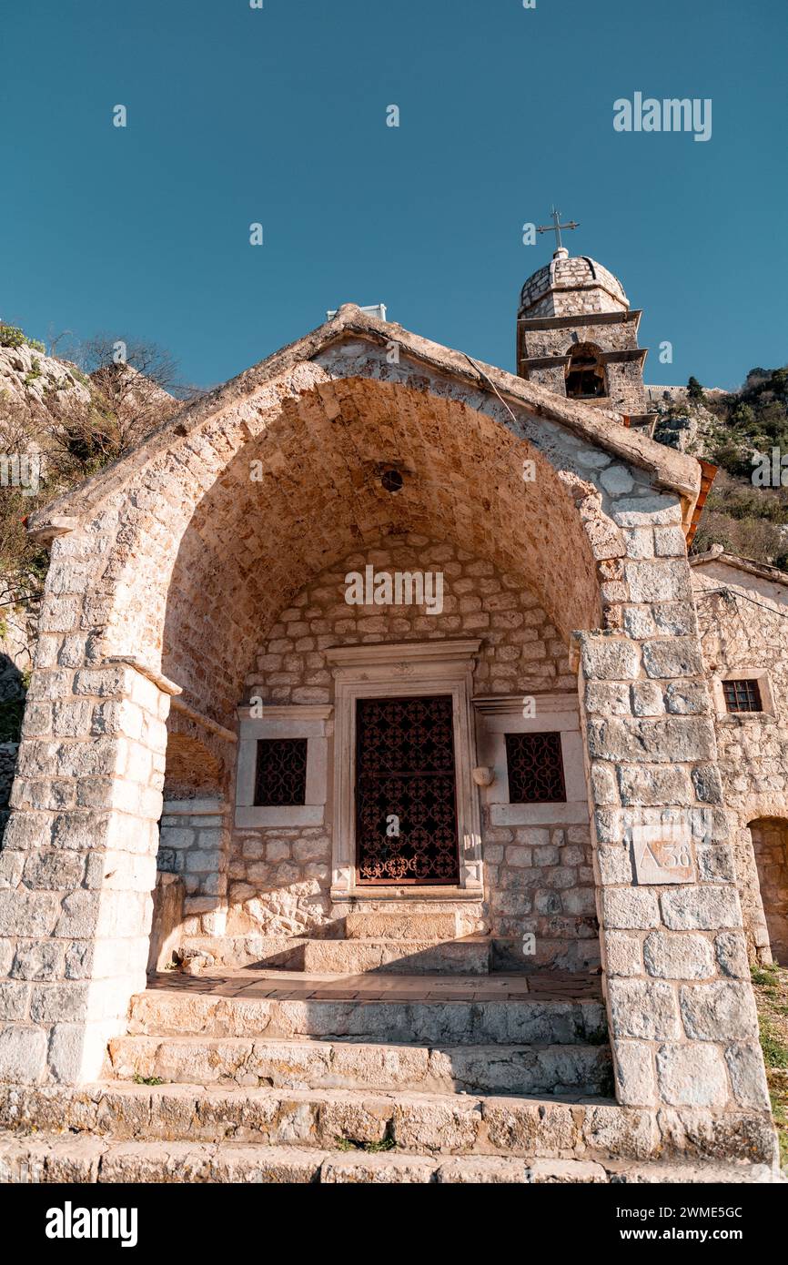 Cattaro, Montenegro - 14 febbraio 2024: La Chiesa di nostra Signora della Risurrezione sul pendio di S.. Monte Giovanni sopra la città vecchia di Cattaro, Montenegro. Foto Stock