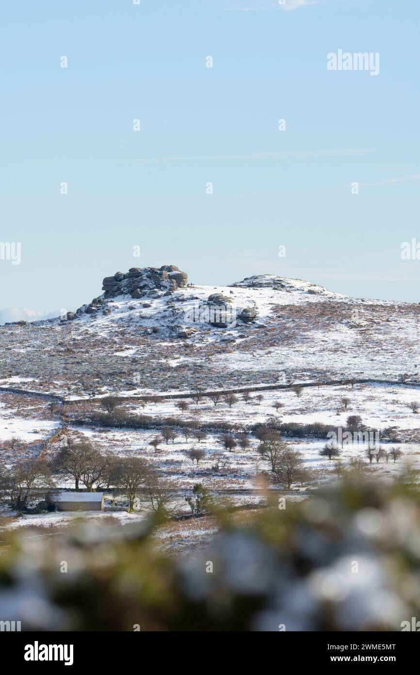 Splendido paesaggio innevato di Dartmoor - Dartmoor NP, Devon, Regno Unito Foto Stock