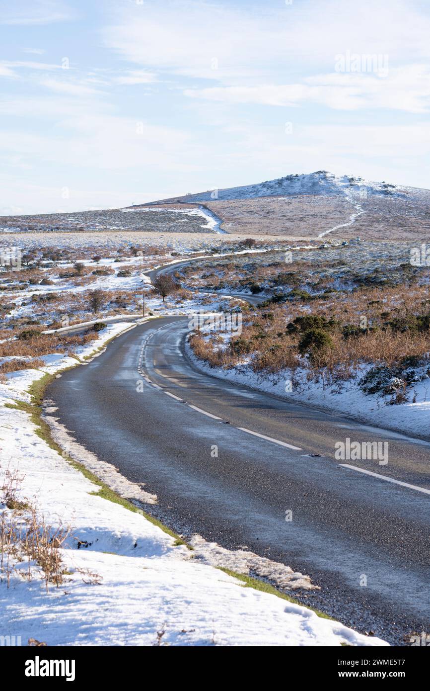 Strade innevate su Dartmoor - Dartmoor NP, Devon, Regno Unito Foto Stock